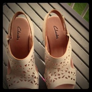 Size 7.5 Clark Brand Cream Wedged Sandals